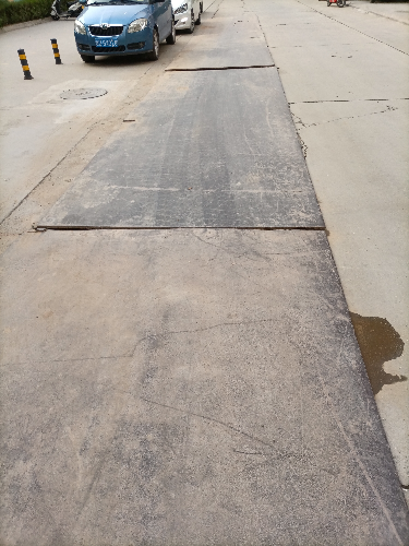 鄠邑區錦玉路路面坑洼不維修 用鋼板鋪路噪音大 - 西部網